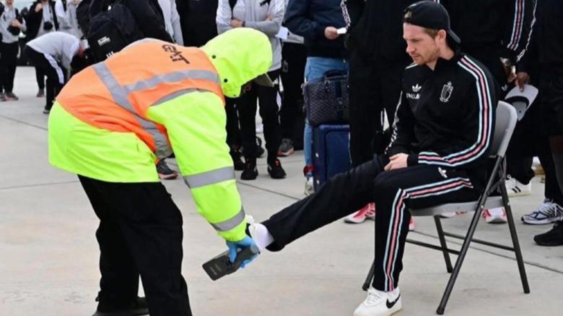 Masat amerikane tërbojnë kombëtaret para Botërorit  kontrolle me dedektor futbollistëve  De Bruyne s i hiqen atletet