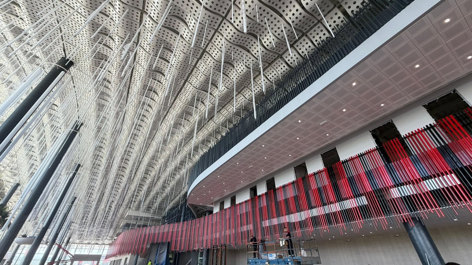 Pacolli publikon fotot nga punimet në Aeroportin e Vlorës  Nuk janë përfunduar se na mbyllën dyert 