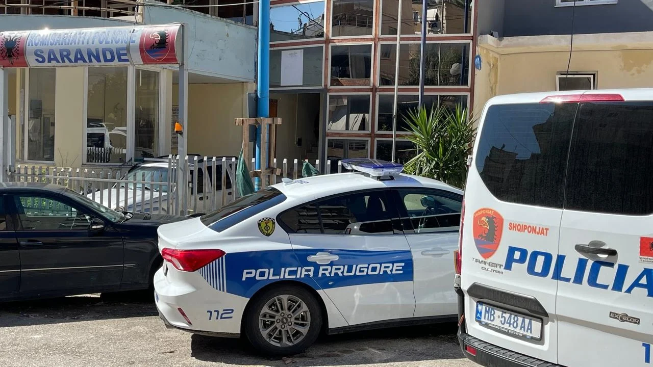 Ndërtoi një kat pa leje në shtëpinë e babait të tij  përfundon nën arrest efektivi i policisë së Sarandës